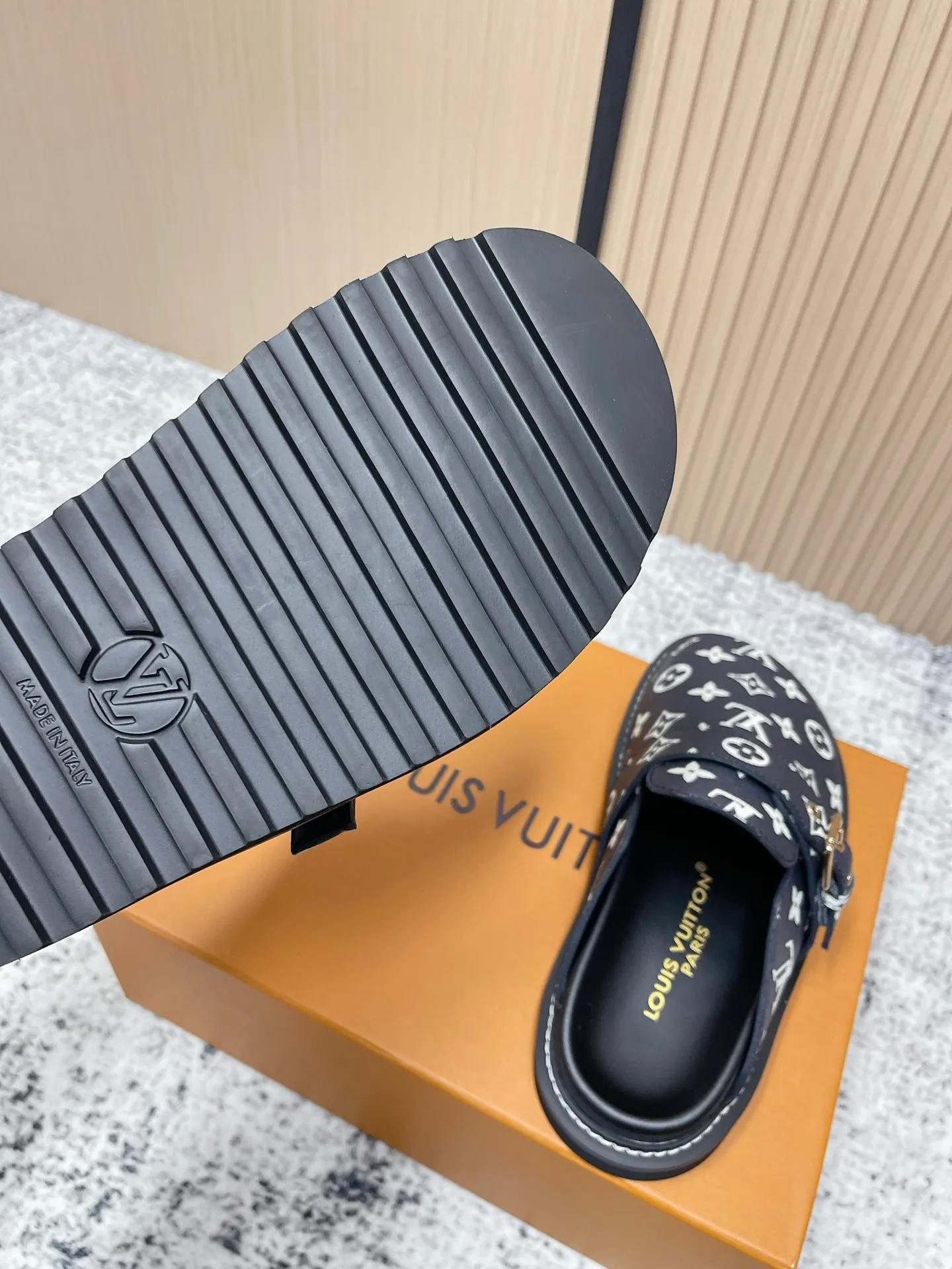 [L Family] P: 460💰 Size: 35-46 (female 40.41, male 45 46 custom-made) Top version Louis vuitton Lv new couple Birkenstock slippers. Cute and cute, not too good on the feet. Simple and high-end slingback design. Ready to wear and go. Good news for lazy people. Imported cowhide leather upper/imported old calico. Original hardware buckle, original molded high-density foam outsole.